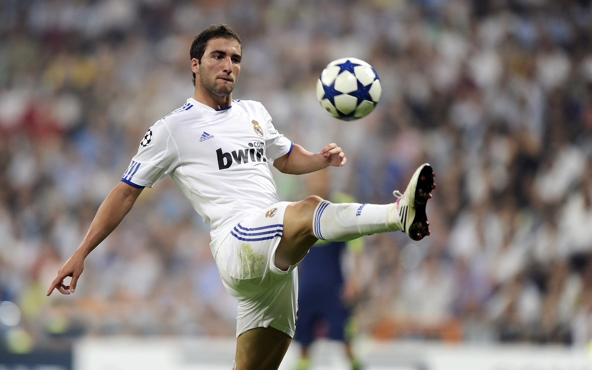 F1年度争冠之夜，劳塔罗攻防转换核心，当绿茵场与赛道共享同一套胜负哲学